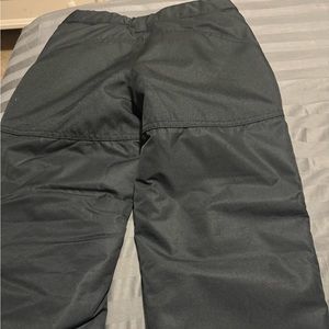 Drift snow pants for kids.  Youth small. Never worn